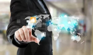 Empresario interactuando con mapa mundial digital