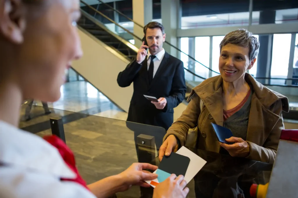 Mujer entregando pasaporte en mostrador de aeropuerto
