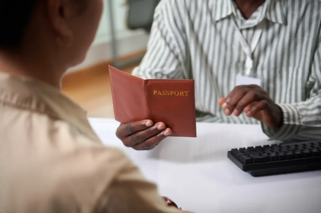 Entrega de pasaporte en oficina de inmigración