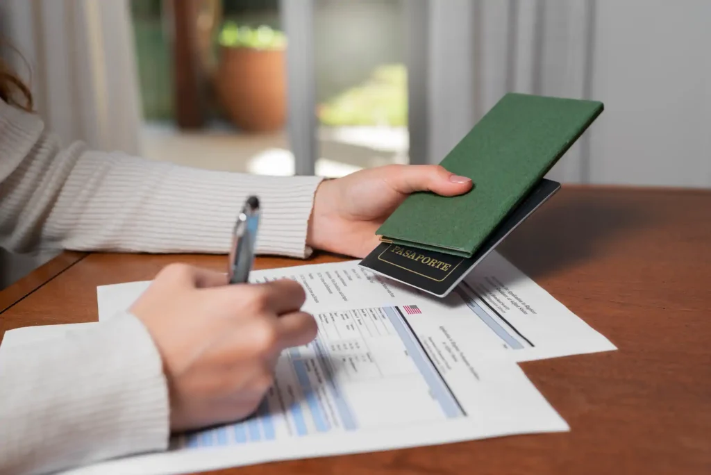 Persona rellenando formulario con pasaporte en mano