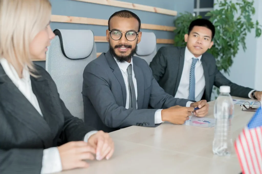 Tres profesionales reunidos en una reunión de oficina
