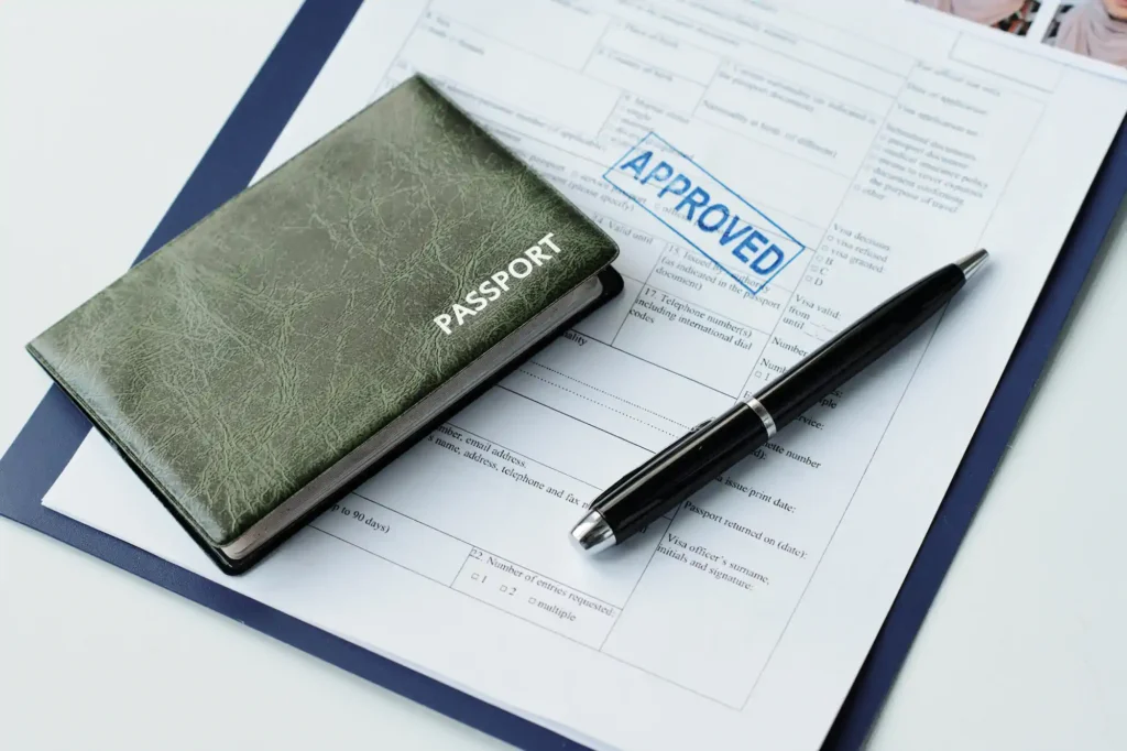 Pasaporte sobre formulario de visado aprobado